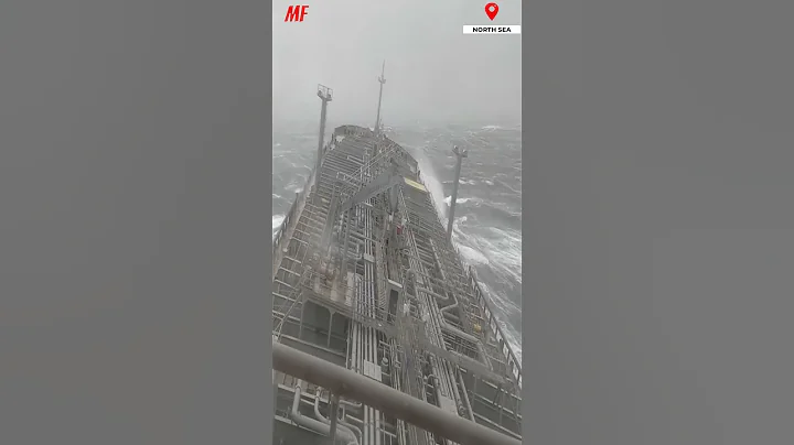 Oil Tanker CAUGHT IN HURRICANE! - DayDayNews