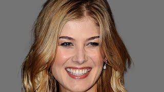 Rosamund Pike Shows Off Her Actual Size In A New Photo