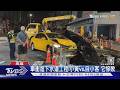 小黃vs.自小客! 雙雙過馬路「撞上」 它慘敗失控掉進工地內｜TVBS新聞 @TVBSNEWS01