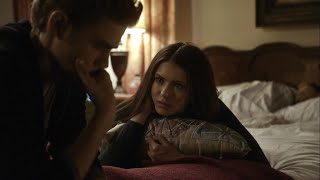 TVD 1x18 - Jeremy wrote a report on vampires and Elena is worried his memories might be coming back
