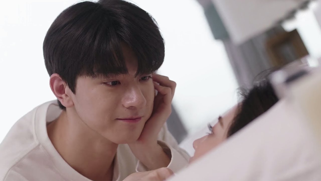 Woke up with Younger Boyfriend's cherishing looking, Idol Singer got this bad news from her manager🌂