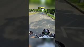 Un motociclista le devuelve un zapato perdido a un niño ❤