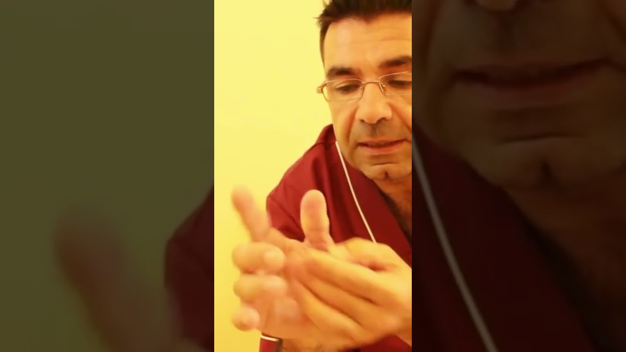 Toca tu mano para aliviar el dolor cervical.