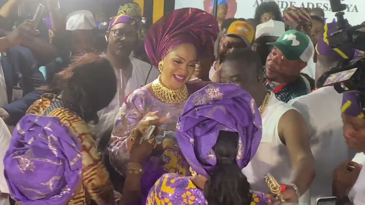 “MY WIFE STOOD BY ME”-WASIU AYINDE PRAISES WIFE AT CORONATION PARTY AS OTUNBA FIDIPOTE OF IJEBU LAND