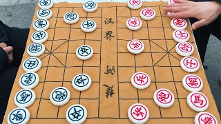 红棋大爷防守太厉害了，老大爷进攻棋步步惊险，残局水平真高啊【街边下象棋】