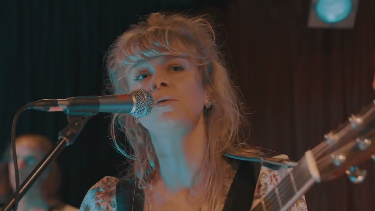 Leah Senior – 'Pony' (Live at Triple R) auf YouTube ansehen Leah Senior – 'Pony' (Live at Triple R) auf YouTube ansehen