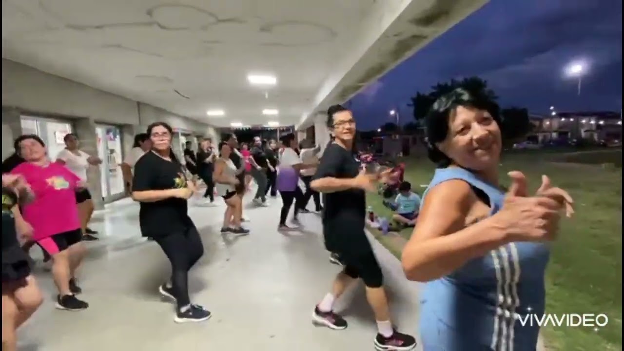 Estaba aquí pensando- Zumba con caro 