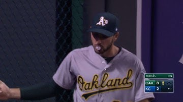 OAK@KC: Matt Joyce collides with the wall on catch