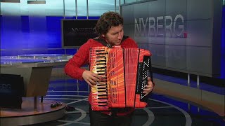 World champion, record-holding accordion player drops by Nyberg