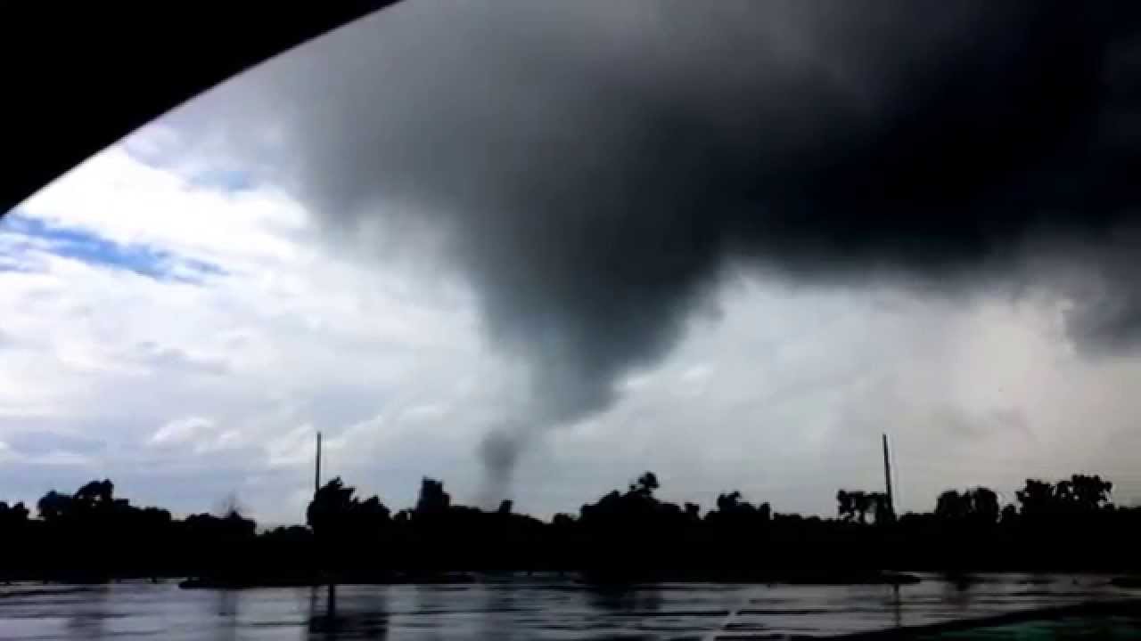 Tornado next to The Mills mall in Hazelwood, Missouri YouTube