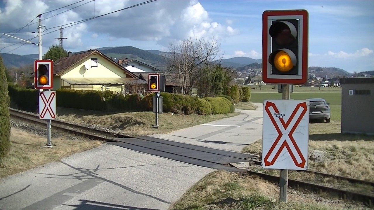 Spoorwegovergang Feldkirchen in Kärnten (A) // Railroad crossing ...