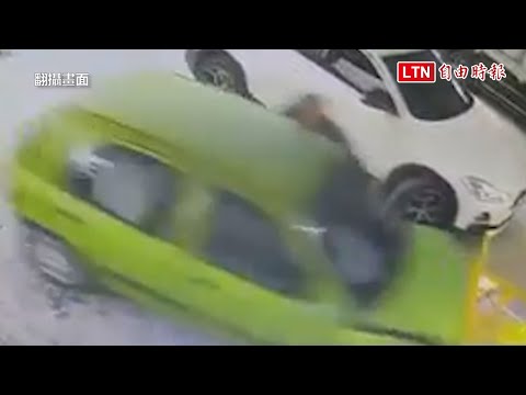 夾娃娃機店前遇偷車賊 勇警開車門抓人被甩飛