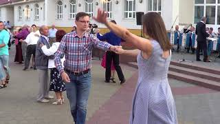 Красивый медленный танец на улице! Street! Music! Dance! Красивый медленный танец на улице! Street! Music! Dance!