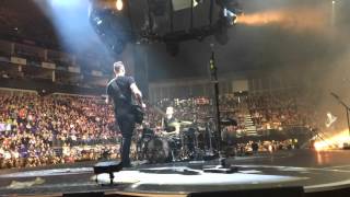 Muse Live Who Knows Who riff + Maggie&#39;s Farm riff outro @ London, O2 Arena (03/04/2016)