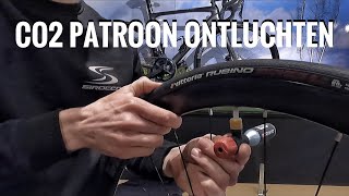 Automatisch ijzer Gewoon Zo gebruik je een CO2 PATROON om je FIETSBAND OP TE POMPEN! | Fiets  Tutorial #12 - YouTube