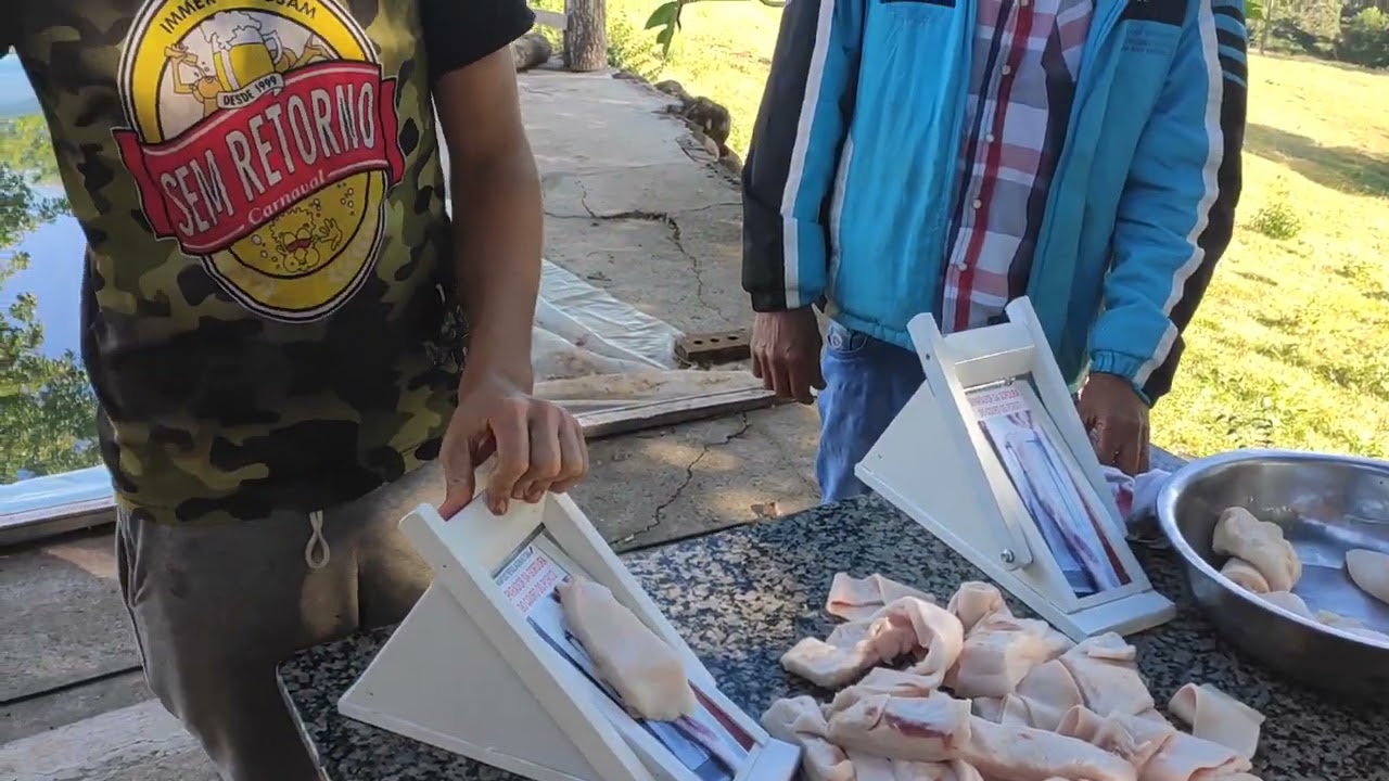 separando toucinho de porco