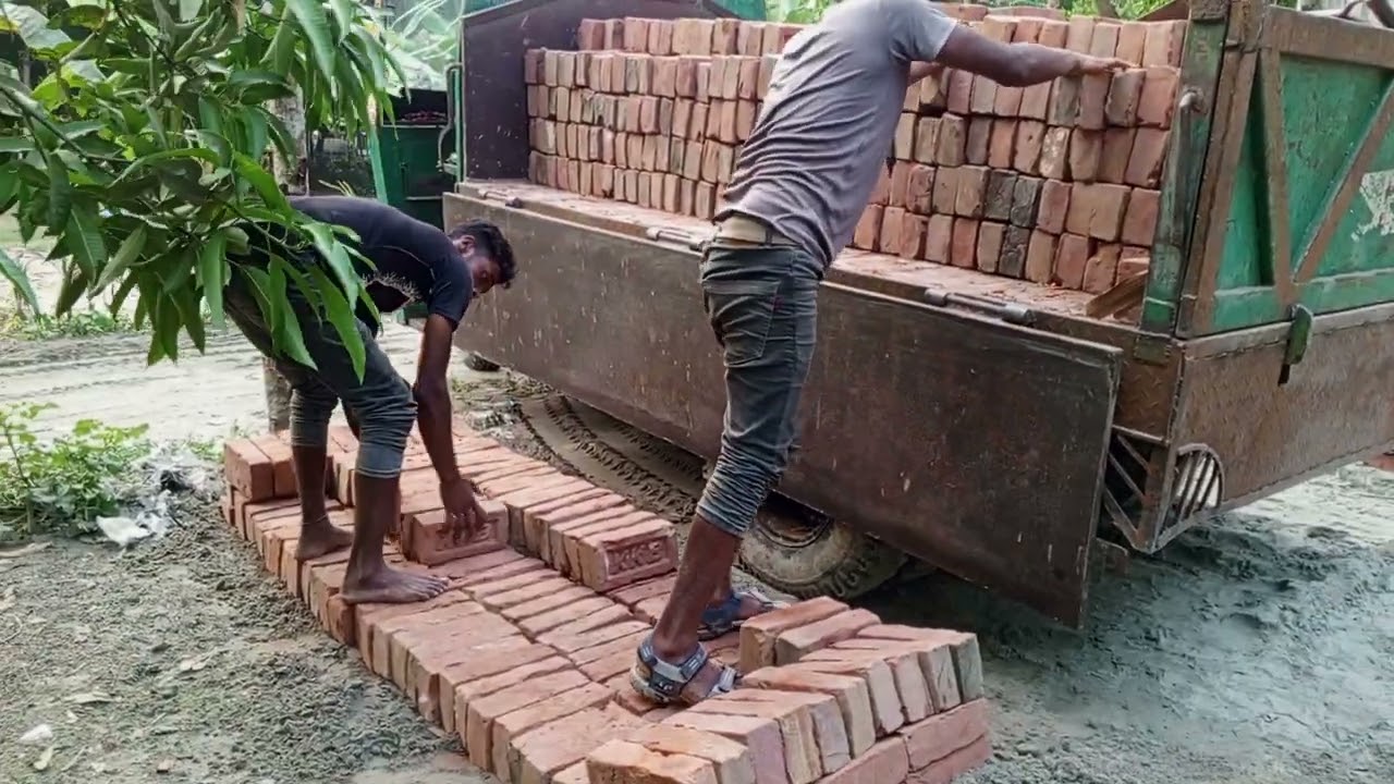 বরিশাল, রমজান কাঠি গ্রামের নতুন ডিজাইন এর বাড়ির কাজের জন্য ইট, বালু চলে এসেছে।