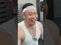 ライフフィット北小金店1日店長ジャスティス岩倉氏。フライパン曲げで大盛り上がり