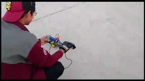 Robot controlado por acelerómetro  con tarjeta miuva 18F4550