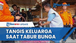 Momen Tabur Bunga Keluarga di Lubang Galian Tempat 8 Penambang Terjebak Diiringi Isak Tangis