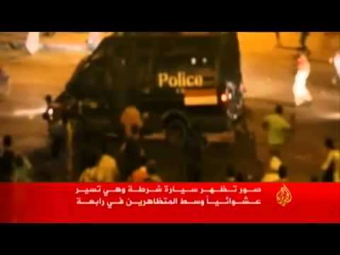 سيارة شرطة وهي تسير عشوائياً وسط المتظاهرين