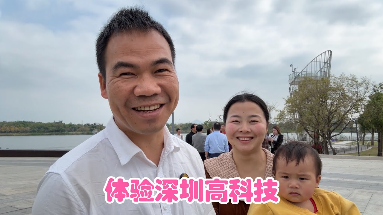 深圳是中国科技的最前沿，许多老外现场体验，连小翠都忍不住了