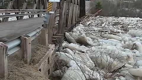 Ice jam breaks Ste-Marie-de--Ke...  bridge