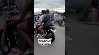 Please priotize safety firstDon't try this at home 😬#motorcyclecommunity#motorcycle #viral