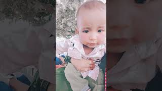 kya hora haie 😂😂 #cutebaby#funnyshorts#youtubecomedy#trendingcomedy#viralbabyfunnyshort#cutereaction