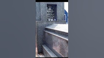 Mộ Ca Sĩ Ngô Quốc Linh Quá Bất Ngờ Ngôi Mộ Bên Cạnh