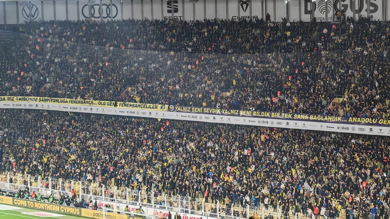 Birbiriyle alakasız takılan iki kale arkasi tribün nedeniyle, stad ortamı her maç daha kötüye gider