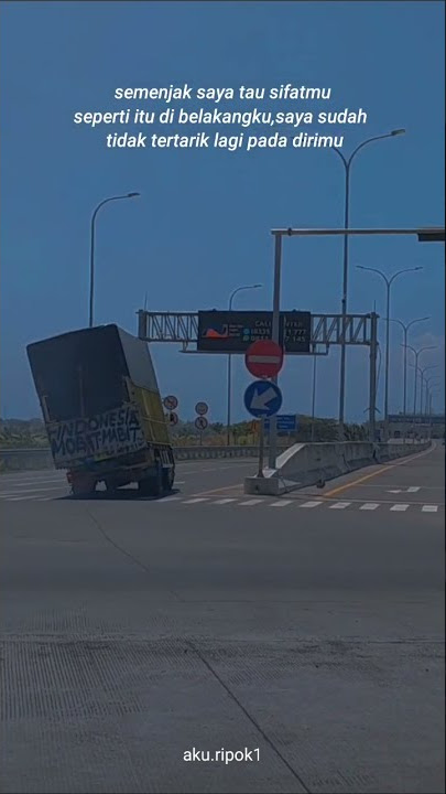 story' wa truk mau masuk tol miring hampir terguling