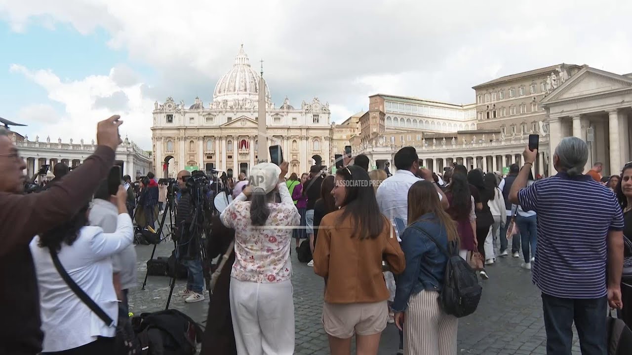 Cardinals complete two more round of balloting and more black smoke emerges from the chimney as fait