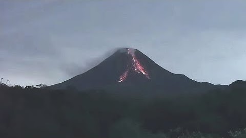 BARU SAJA !! GUNUNG MERAPI LUNCURAN LAVA PIJAR MAKSIMUM 1900 M.