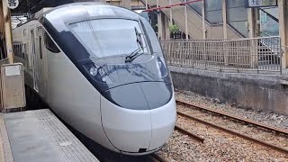 8772次潮州發車開往七堵的E500型鳴日色金光牌E504單電力機車頭+四節PP車廂試運轉列車,232次樹林發車開往壽豐的EMU3000型十二輛編組EMU3016皮蛋豆腐騰雲號紅色帶新城際自強號列車