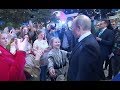 طفلة تسأل بوتين: "هل يمكنني أن أعانقك؟"