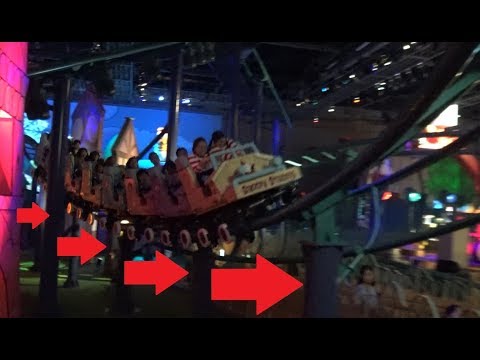 真下から見たUSJのスヌーピー・スタジオ内を駆け巡るスヌーピーの