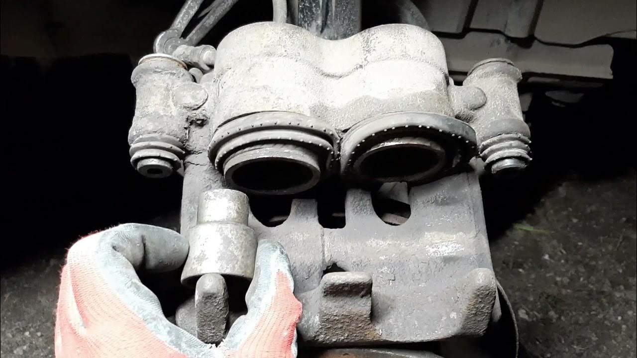 Как снять пыльник суппорта мерседес 210