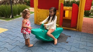 Diversão no parquinho com Sofia e Alice Diversão no parquinho com Sofia e Alice