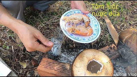 Tôm luộc nước dừa. Đốt nguyên trái dừa luộc tôm càng xanh.Boiled shrimp with coconut water