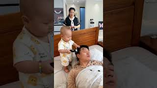baby playing with baby 😂 자고 있는 아빠 머리를 살짝 밀어보는 아기가 너무 귀엽고 웃기다 🤣💛💖