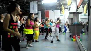 ZUMBA® fitness class with Mooran - Quitate el top warm up