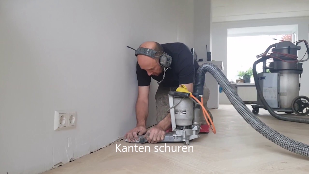 Grote eiken visgraat vloer leggen.