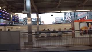 早朝の新横浜駅に到着する東海道新幹線下りN700系のぞみの車窓