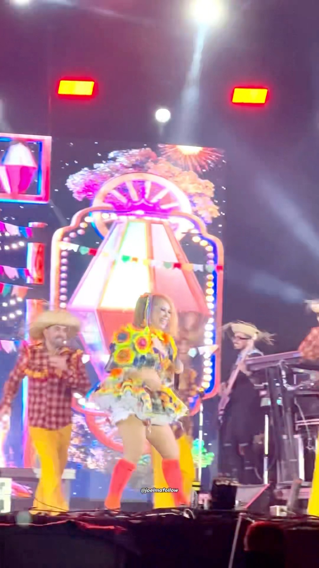 Joelma jogando bombinhas nas dançarinas e no público