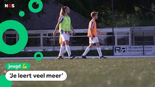 Jongens en meisjes voetballen in gemengd team