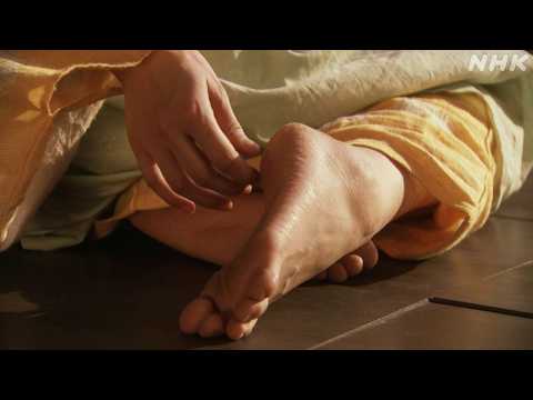 Woman's barefoot soles Part.25