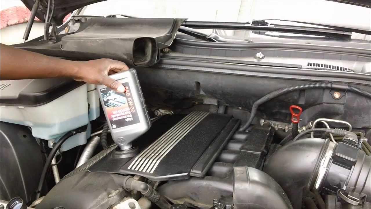 Как долить масло в бмв. Долить тормозную жидкость в бмв х1. Bmw 320i масло в двс. Бмв 520d замена масла в двигателе. 0 бензин.