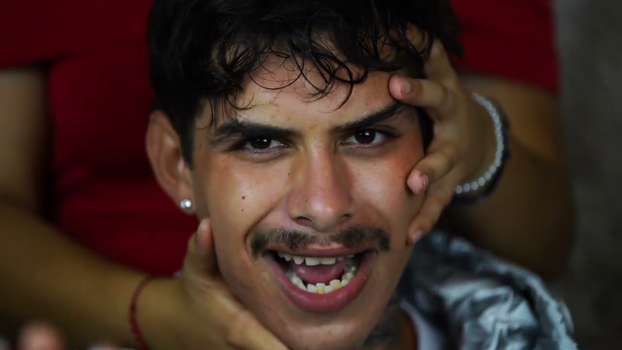 Y no dejo de pensar - Video Oficial