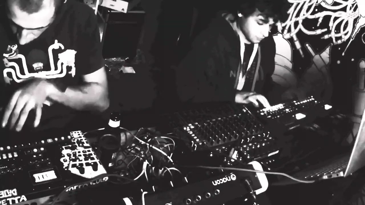 30 min of techno with analog four, digitone digitakt, pico system III and mfos